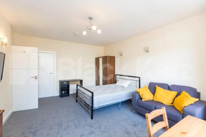Close by to a tone of amenities and zone 2 underground station  Caledonian Road, Kings Cross